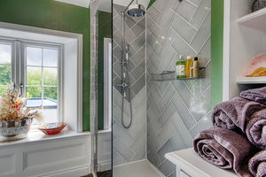 Main Bathroom- click for photo gallery